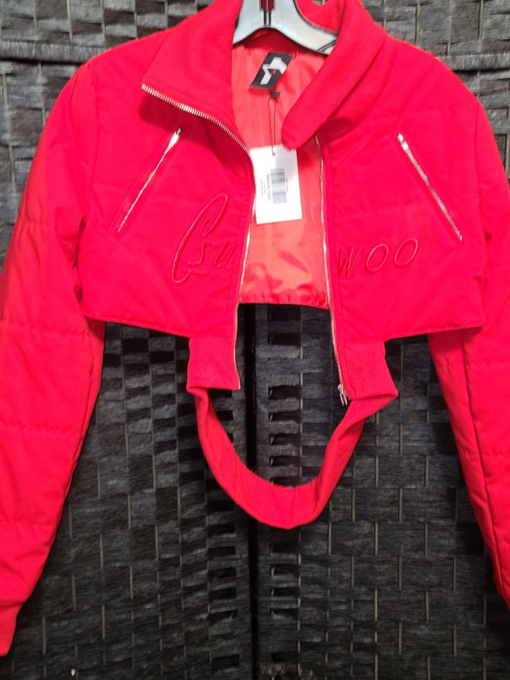 Gsuwoo red crop jacket featuring a zip-up front and signature embroidery size S